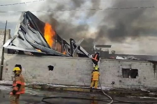 Video: Tras varias horas de trabajo, sofocan incendio de fábrica en Lerma